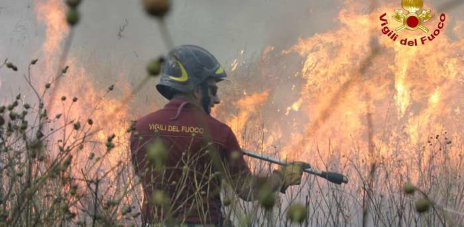 Caldo e incendi, in provincia di Caltanissetta una quindicina di interventi dei vigili del fuoco