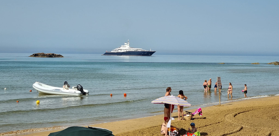 Lo yacht dello sceicco Al Thani a Realmonte: è uno dei più grandi al mondo