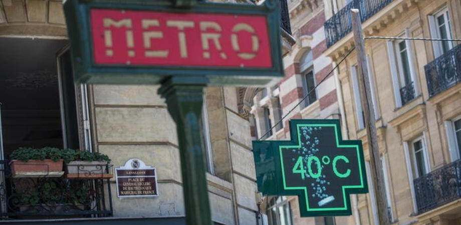 Parigi, multe ai negozi che terranno l'aria condizionata accesa senza chiudere la porta