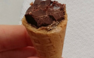 La punta del cono gelato preconfezionato non andrebbe mangiata: ecco perchè secondo un professore di chimica