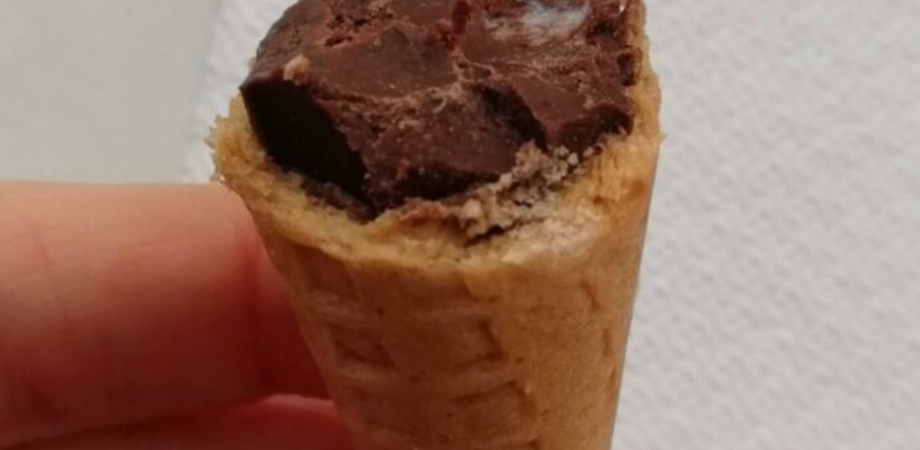 La punta del cono gelato preconfezionato non andrebbe mangiata: ecco perchè secondo un professore di chimica