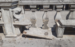 Ragusa, distrutto a picconate sedile in pietra del sagrato della Cattedrale