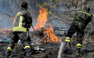 Caltanissetta, a fuoco tre auto e un camper: l'incendio era partito dalle sterpaglie