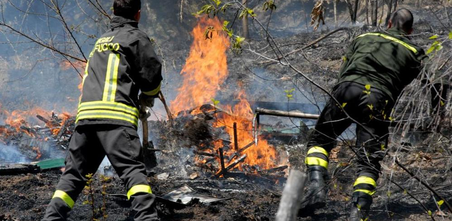 Caltanissetta, a fuoco tre auto e un camper: l'incendio era partito dalle sterpaglie