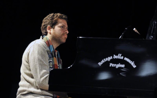 https://www.seguonews.it/nissa-jazz-festival-appuntamento-questa-sera-con-il-pianista-americano-kevin-hays-in-trio-