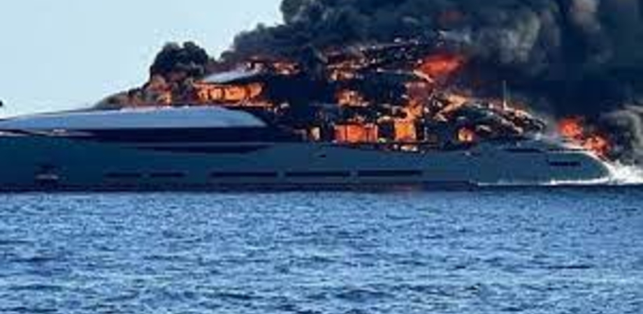 Formentera, incendio divora yacht da 25 milioni di euro: a bordo 16 persone. Il video