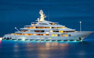 Avvistato a Taormina il gigantesco yacht Infinity: a bordo lusso, comfort e tecnologia