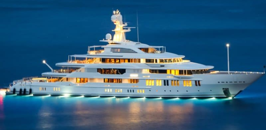 Avvistato a Taormina il gigantesco yacht Infinity: a bordo lusso, comfort e tecnologia