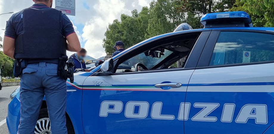 Palermo, alla vista della polizia inverte la marcia e va contromano in autostrada