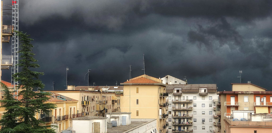 Nubi dense e scure su Caltanissetta anticipano il terzo giorno di maltempo in città