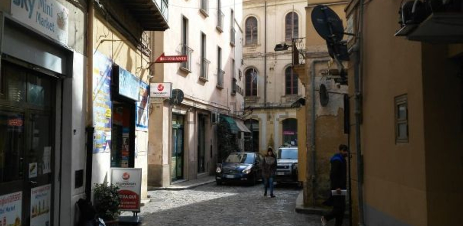 Caltanissetta, cittadino lamenta: "Strade del centro storico sporche, con la pioggia aumenta il cattivo odore"