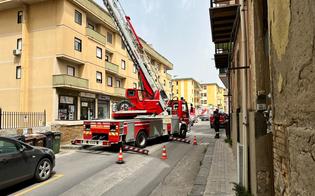 https://www.seguonews.it/caltanissetta-cade-cornicione-da-un-palazzo-in-via-san-giovanni-bosco-intervento-dei-vigili-del-fuoco