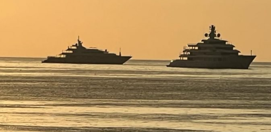 Lipari presa d'assalto da vip a bordo di lussuosi yacht: c'è anche il gigantesco "Infinity" del miliardario Eric Smid
