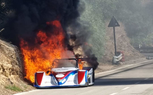 Coppa Nissena, auto va a fuoco durante la gara: illeso il conducente