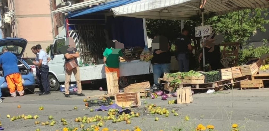 Caltanissetta, commerciante ambulante protesta durante i controlli e getta la frutta a terra