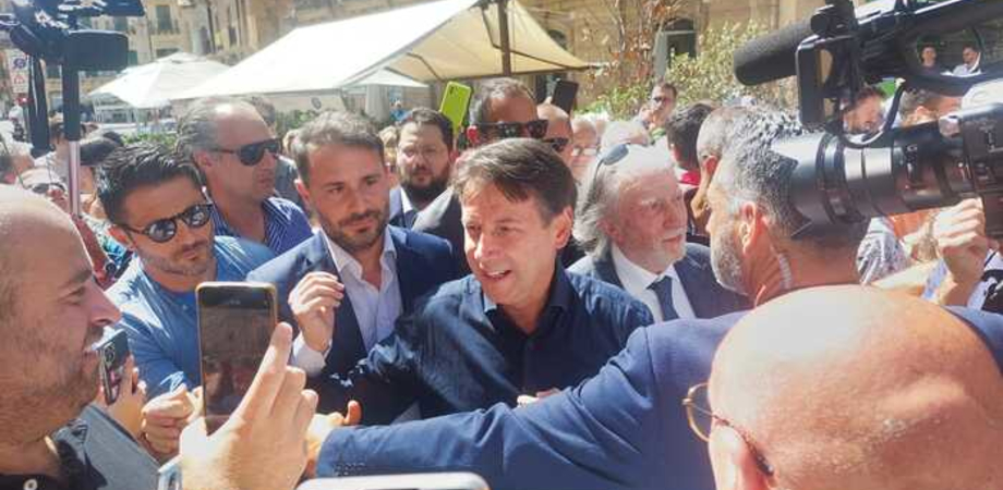 Bagno di folla per Conte a Caltanissetta, il leader del M5S: "La Meloni smetta di prenderci in giro"