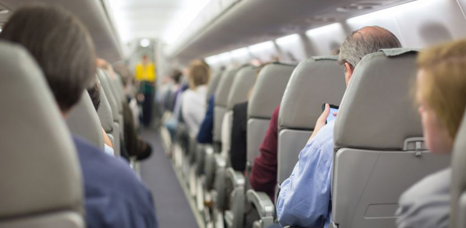 Passeggero urina in aereo sugli altri viaggiatori: emergenza su un volo Ryanair da Manchester a Tenerife