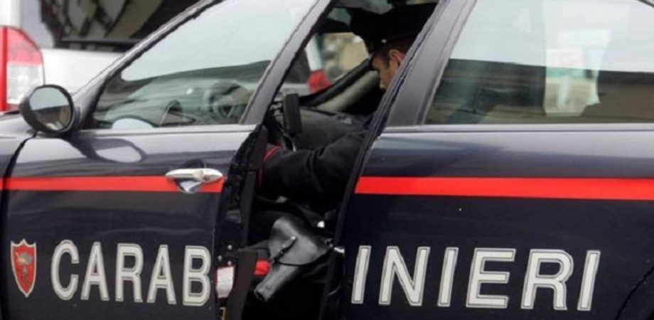 Sommatino, aggredisce a calci e pugni lo zio davanti ai carabinieri: giovane arrestato