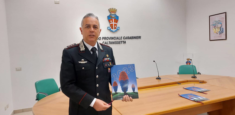 Caltanissetta, il colonello Vincenzo Pascale presenta il Calendario Storico dell'Arma dei carabinieri 2023: la natura e l'ambiente i temi del nuovo anno
