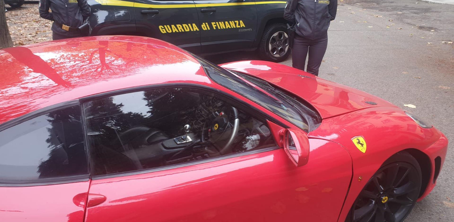 In giro per la città con una Toyota trasformata in Ferrari: denunciato