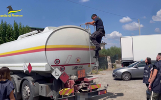 https://www.seguonews.it/introducevano-illecitamente-carburanti-sul-territorio-italiano-rivendendolo-a-basso-costo-13-indagati-in-sicilia-sequestro-da-25-milioni-di-euro