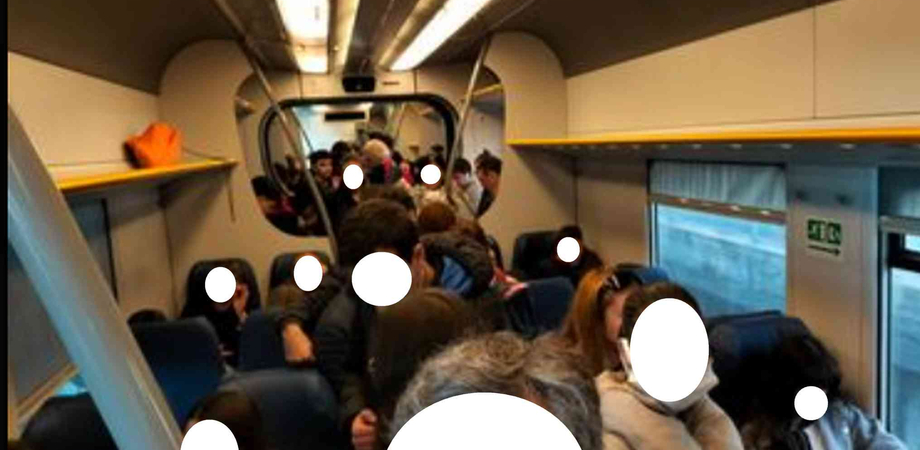 Treni troppo affollati, i pendolari siciliani: "Questo non è essere trasportati ma deportati"