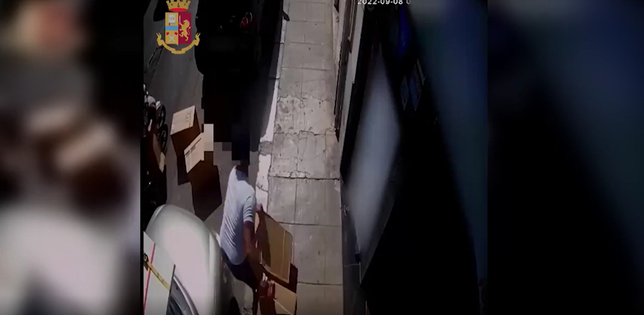 La rapina a bordo di bici elettriche a un furgone che trasportava tabacchi: due arresti a Palermo. Video
