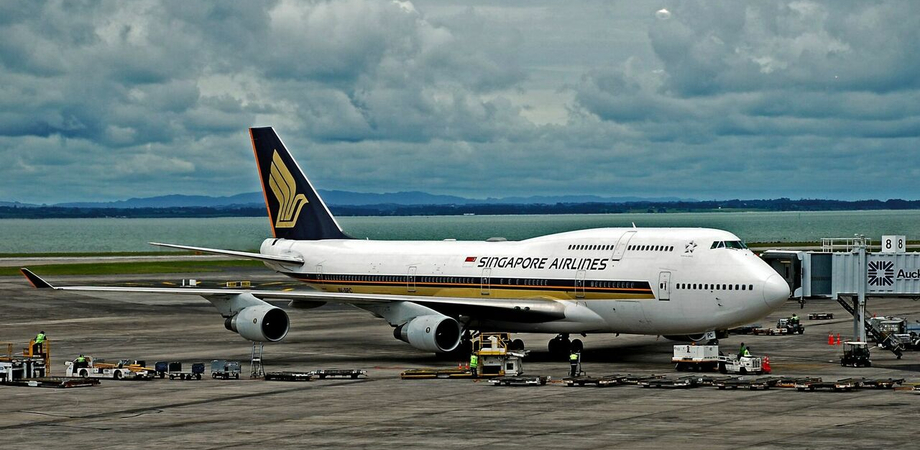 Panico a bordo: volo Singapore Airlines scarica carburante prima dell’atterraggio di emergenza