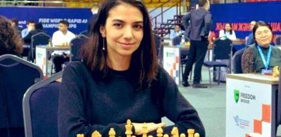 Campionessa di scacchi iraniana senza velo ai mondiali in Kazakistan sfida il regime